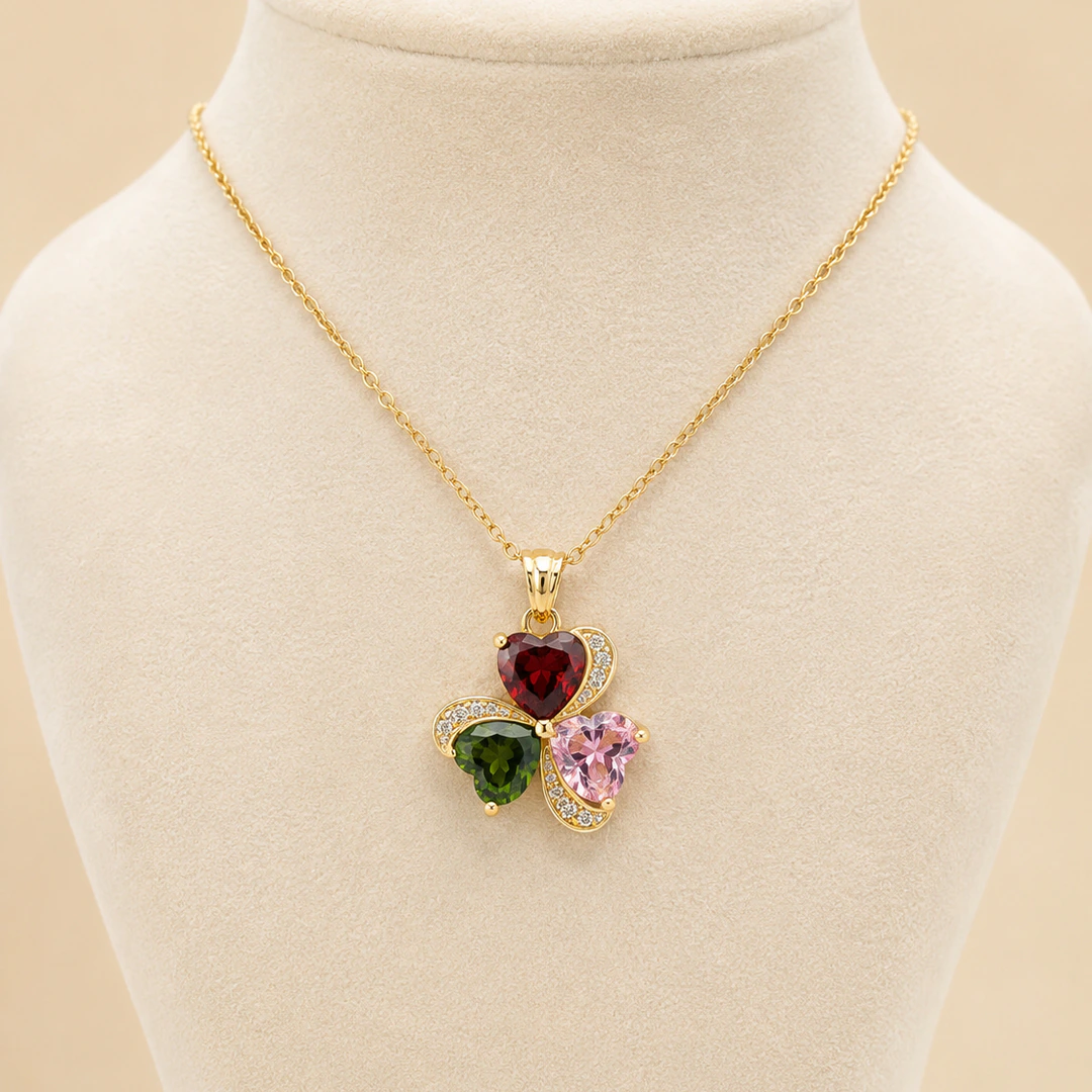 Collier femme chaîne fine dorée à pendentif trèfle multicolore sur buste de présentation