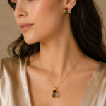 Parure dorée femme pendentif trèfle multicolore chic – Image 3