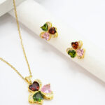 Parure dorée femme pendentif trèfle multicolore chic – Image 2