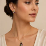 Collier trèfle multicolore doré porté au cou avec puces d'oreilles trèfle assorties