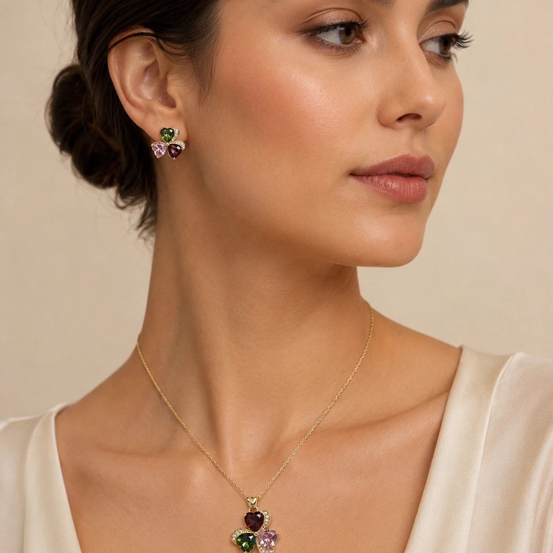 Collier trèfle multicolore doré porté au cou avec puces d'oreilles trèfle assorties