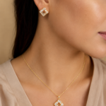 Parure dorée femme pendentif carré ajouré lumineux