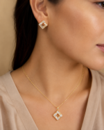 Parure dorée femme pendentif carré ajouré lumineux