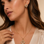 Parure dorée femme pendentif carré ajouré lumineux – Image 3