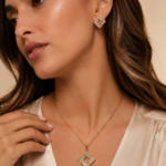Femme portant un collier pendentif carré doré en losange et des puces d'oreilles assorties