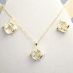 Parure dorée femme pendentif carré ajouré lumineux – Image 2