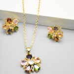 Parure dorée femme pendentif fleur multicolore chic – Image 2