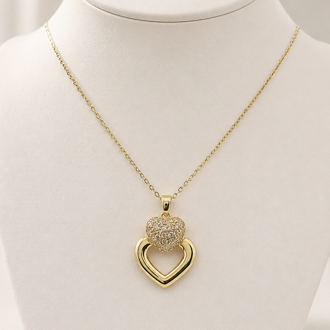 Collier femme doré à pendentif cœur ajouré surmonté d'un cœur pavé de strass sur buste
