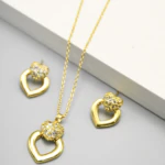 Collier pendentif double cœur doré et boucles d'oreilles cœur ajouré à strass posés à plat