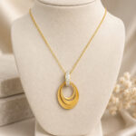 Parure dorée femme pendentif à ovales et puces brillantes – Image 2