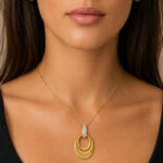 Parure dorée femme pendentif à ovales et puces brillantes