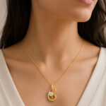 Parure dorée femme pendentif arabesque chic lumineux – Image 3