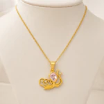 Pendentif escargot doré aux courbes ajourées et pierre rose facettée sur buste blanc