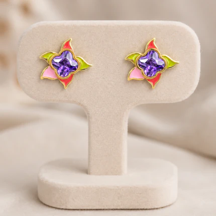 Puces d'oreilles fleur dorées à pierre violette en trèfle et pétales rose, rouge et vert sur présentoir