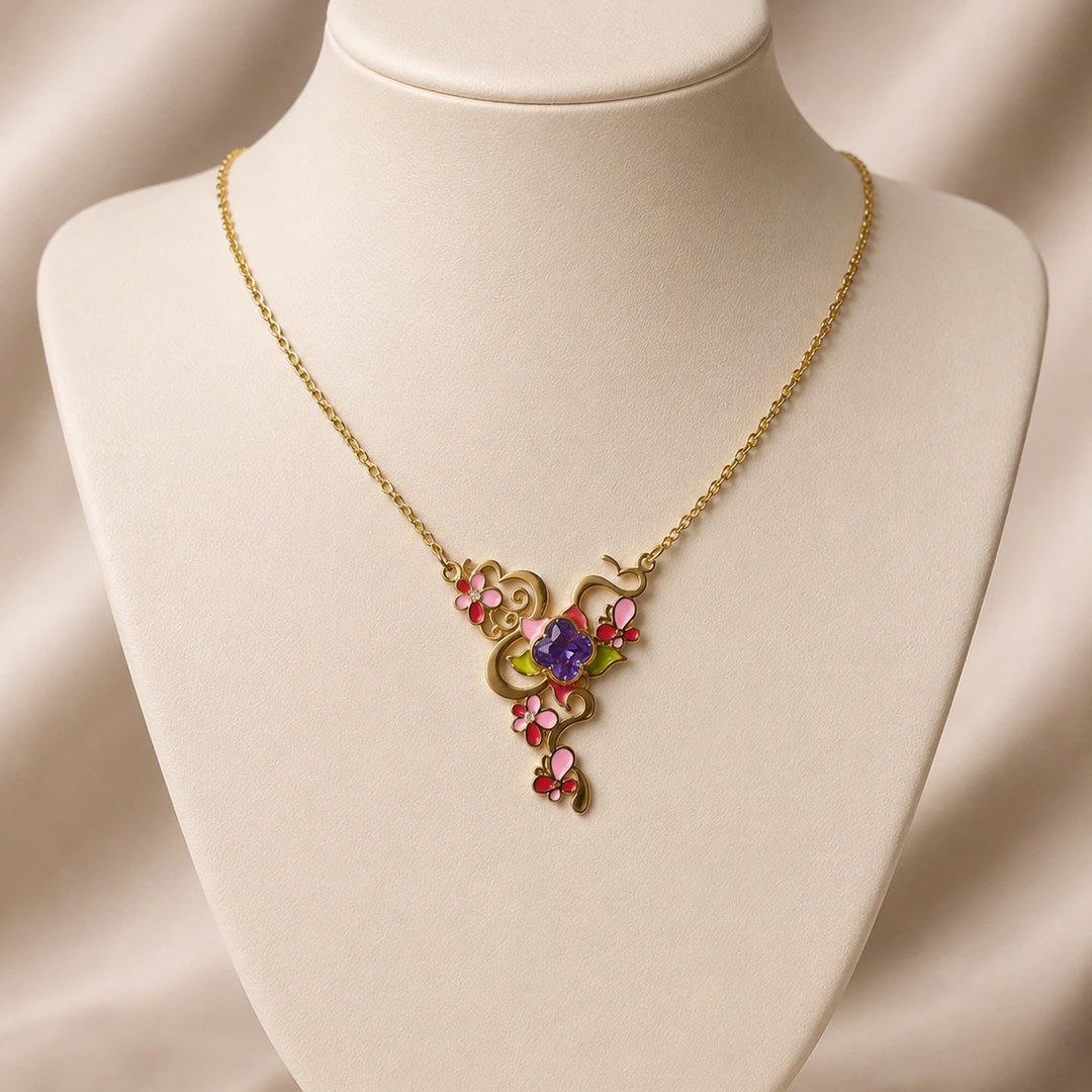 Collier doré à arabesques, fleurs roses et rouges, feuilles vertes et pierre violette en trèfle sur buste