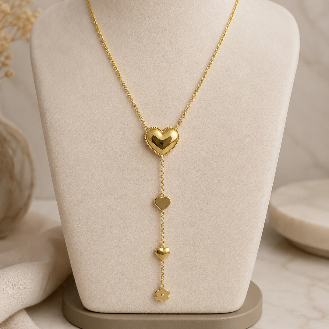 Collier cœur doré en Y avec chaîne pendante ornée de petits cœurs et d'une fleur sur buste