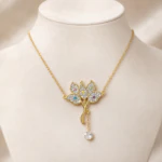 Pendentif arbre doré à feuilles pavées de strass et petites pierres colorées sur buste