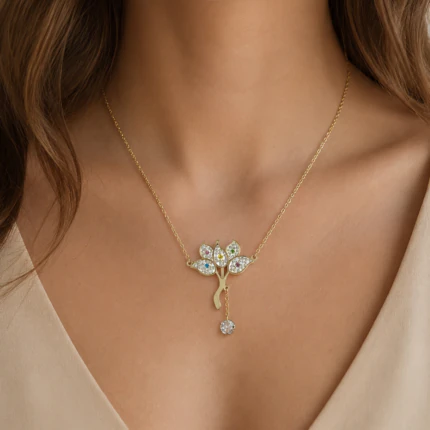 Collier pendentif arbre doré porté au cou avec cristal rond suspendu, vue rapprochée