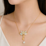 Parure femme collier arbre doré et puces brillantes – Image 5