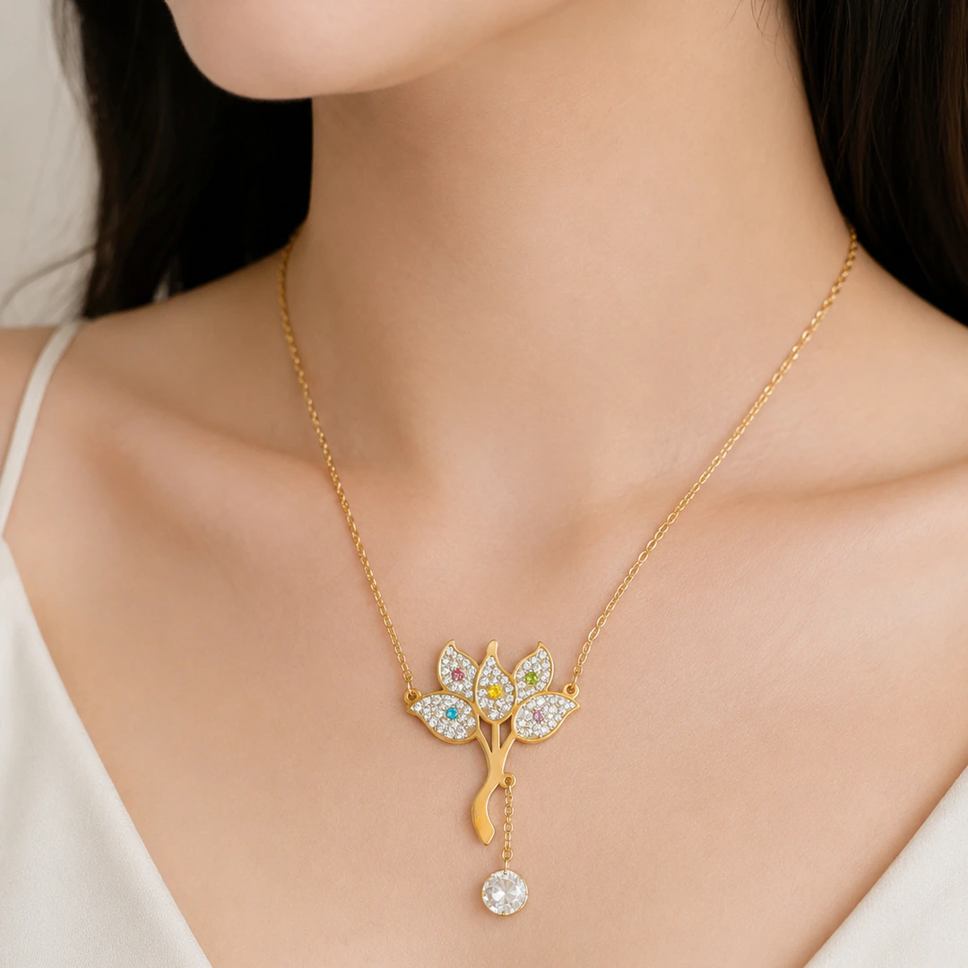Femme portant un collier arbre doré à feuilles scintillantes et cristal suspendu