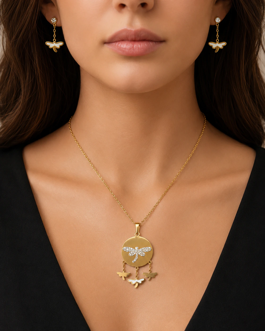 LV-CF-76-4 Parure dorée femme portée : collier médaillon libellule à strass et boucles d'oreilles pendantes papillon