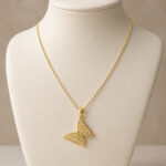 Parure dorée femme collier papillon ajouré élégant – Image 4