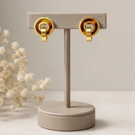 Boucles d'oreilles cercle doré effet écaille brun ambré avec anneau pendant sur présentoir en T