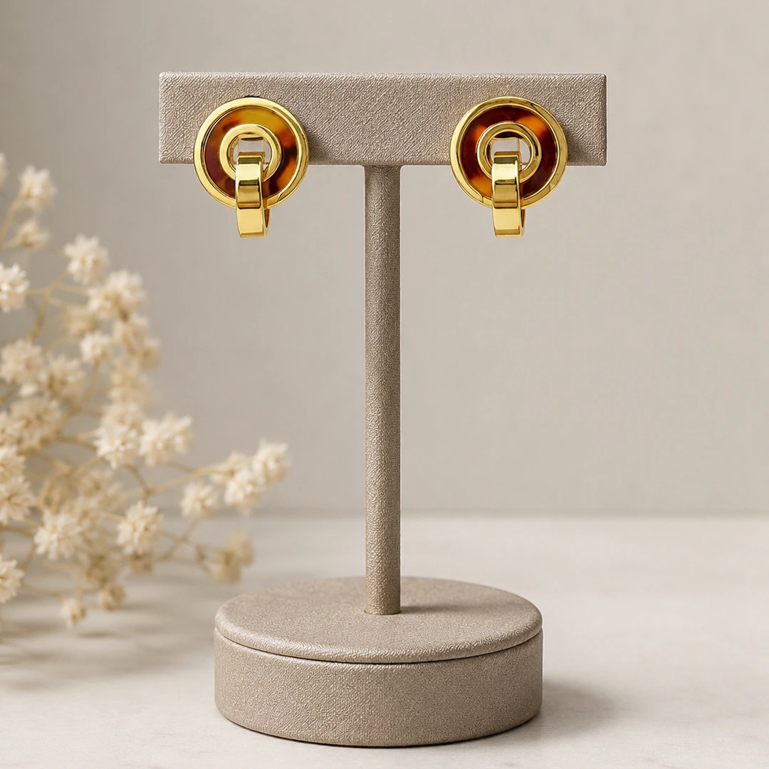 Boucles d'oreilles cercle doré effet écaille brun ambré avec anneau pendant sur présentoir en T