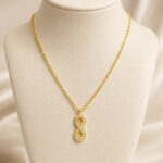 Parure collier boucles dorées motif infini brillant femme – Image 4