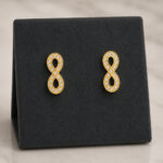 Parure collier boucles dorées motif infini brillant femme – Image 3