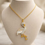 Parure dorée collier boucles d’oreilles flamant femme – Image 4