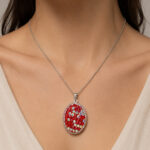 Parure argentée collier rouge et puces brillantes femme – Image 4