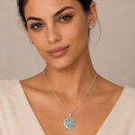 Parure argentée collier rond irisé et trèfle femme