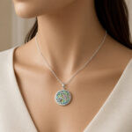 Parure argentée collier rond irisé et trèfle femme – Image 2