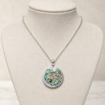Parure argentée collier rond irisé et trèfle femme – Image 4
