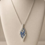 Parure argentée collier pendentif bleu et créoles femme – Image 3