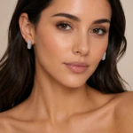 Créoles argentées femme pavées de strass portées aux oreilles, vue de face