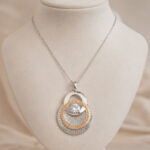 Parure argentée collier cercle doré et puces femme – Image 3