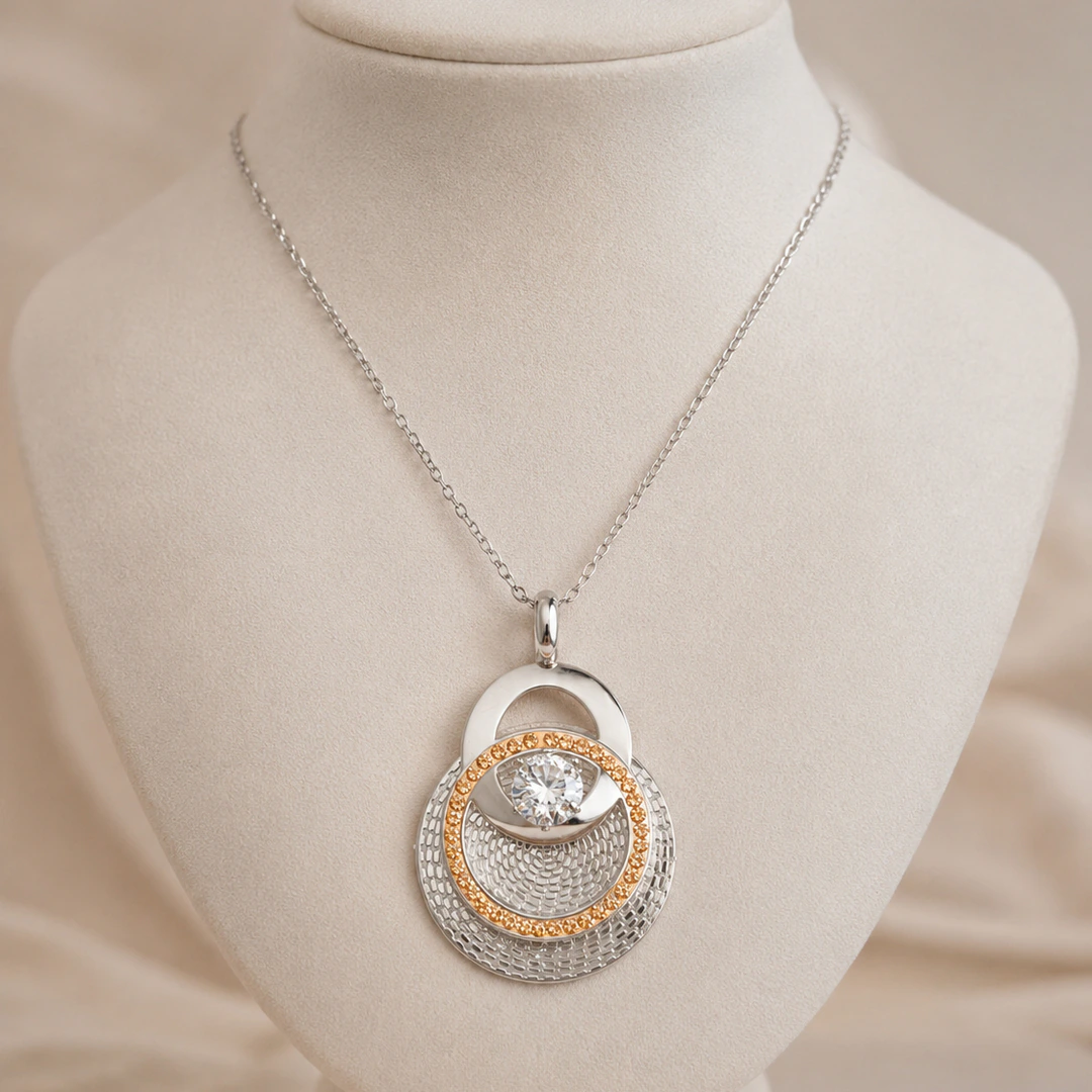 Pendentif argenté à disques superposés texturés, cercle de strass champagne et cristal sur buste