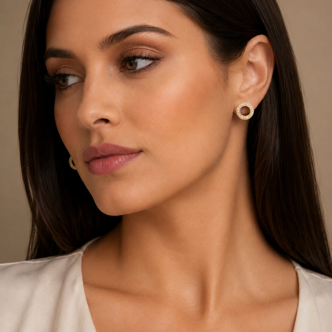 Puce d'oreille ronde ajourée argentée à strass dorés portée à l'oreille, femme de profil