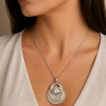 Parure argentée collier cercle doré et puces femme – Image 2