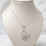 Parure argentée collier papillon ajouré et puces femme – Image 3