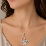 Parure argentée collier papillon ajouré et puces femme – Image 2