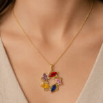 Parure dorée collier multicolore et puces rouges femme – Image 2