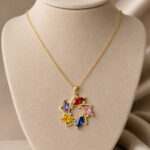 Parure dorée collier multicolore et puces rouges femme – Image 3