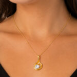 Parure dorée collier goutte et puces cœur brillantes femme – Image 2