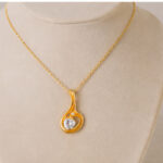 Parure dorée collier goutte et puces cœur brillantes femme – Image 3