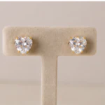 Puces d'oreilles cœur à cristal transparent facetté et griffes dorées sur présentoir en T