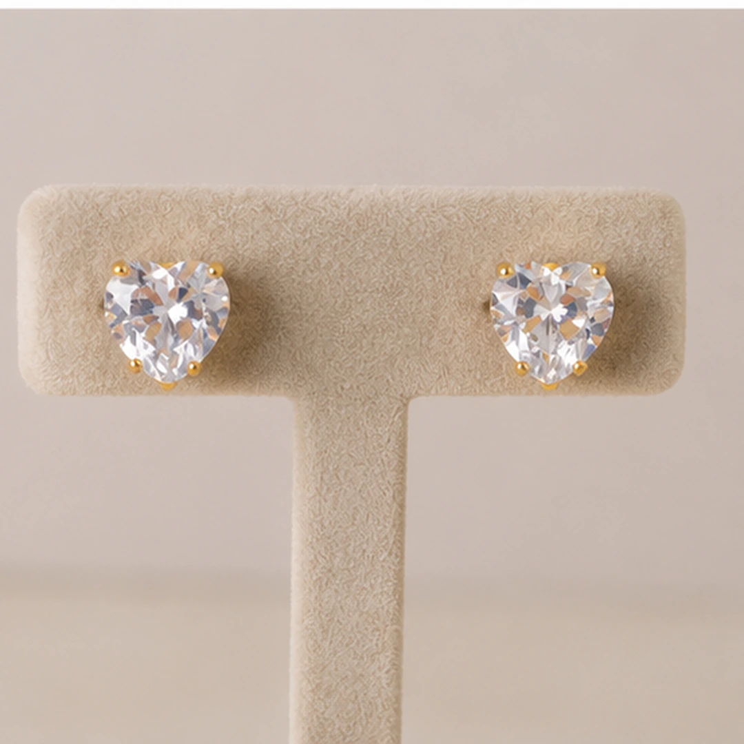 Puces d'oreilles cœur à cristal transparent facetté et griffes dorées sur présentoir en T