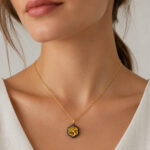 Parure dorée collier fleur bicolore et puces femme – Image 2